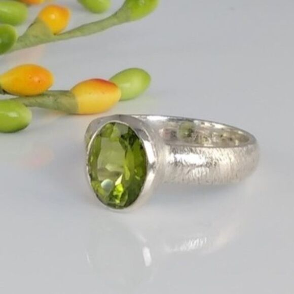 Peridot Ring 2 Carats Size 8 - Picture 1 of 9